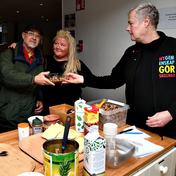 Personal på ny gemenskaps kafé norrmalm ger mat till gäst